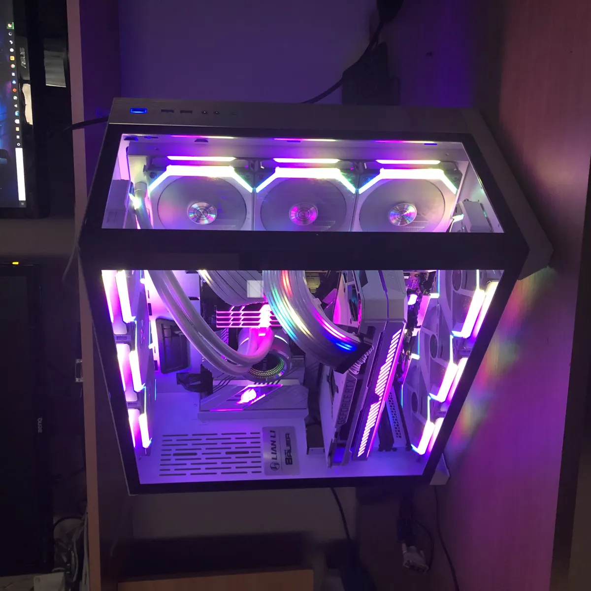 Boîtier vitré, ventilation RGB